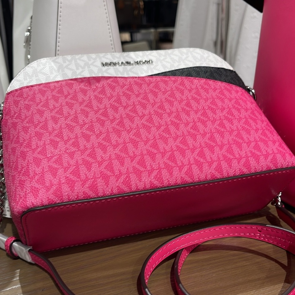 Michael Kors Jet Set Travel Md Sgntr Logo Color Block Dome Crossbody
DRAGONFRUIT - Picture 10 of 16